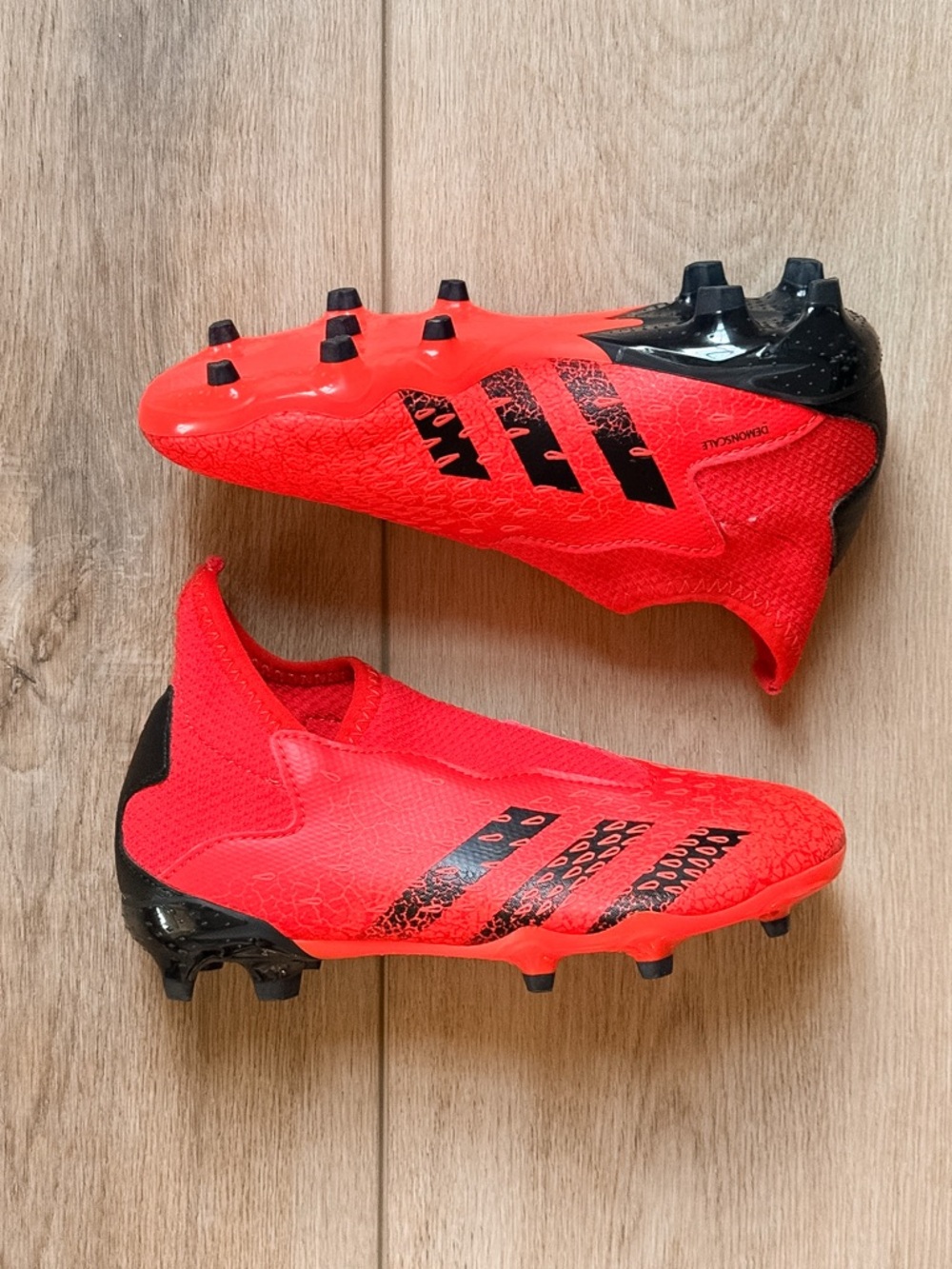 ADIDAS PREDATOR FREAK DEMONSCALE LACELESS YOUTH CLEATS RED AND BLACK SIZE 12